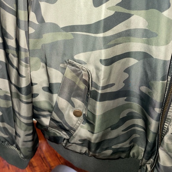 Torrid Camo Bomber Jacket Size 4 - Picture 2 of 7